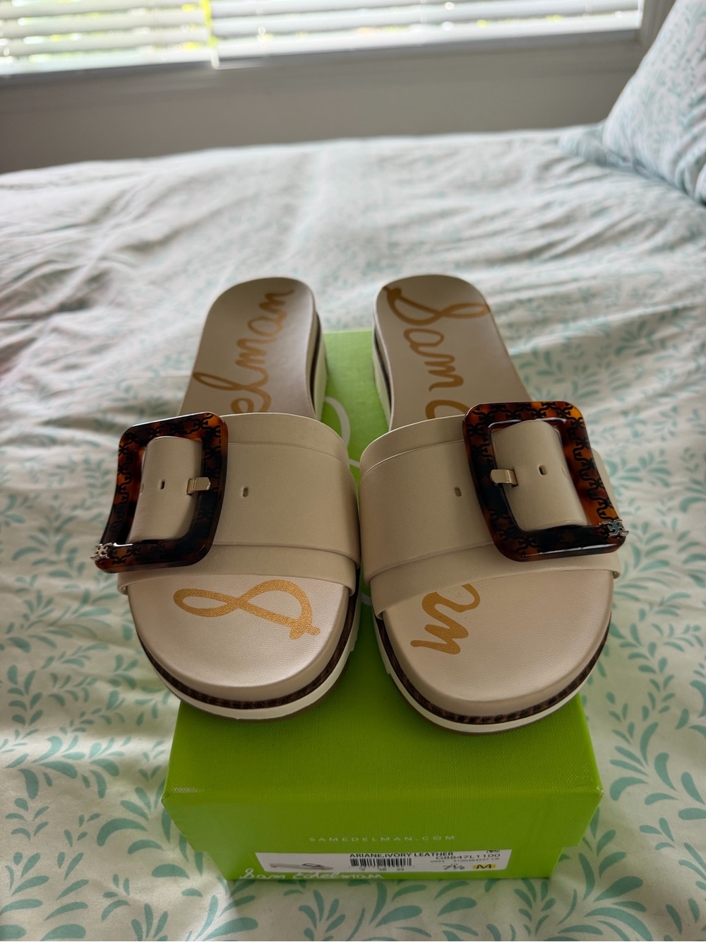 NWOT Sam Edelman Ariane Sandals Ivory Leather with Tortoiseshell Buckle Accent
